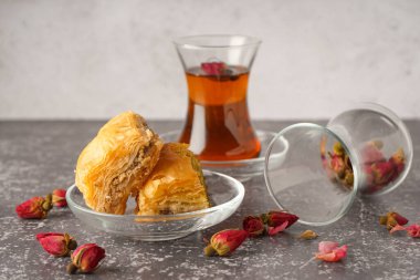Grunge arka planında lezzetli baklava olan kase