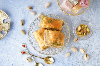 Hafif arka planda lezzetli baklavalı kase