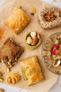 Hafif arkaplanda lezzetli baklava