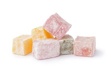 Beyaz arka planda izole edilmiş lezzetli Türk lokumu