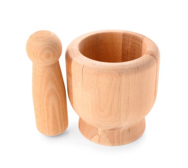 Beyaz arkaplanda kabuklu ahşap havan topu