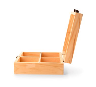 Beyaz arkaplanda izole edilmiş şık ahşap kutu