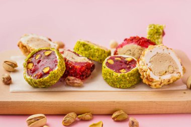 Pembe arka planda lezzetli Türk zevkine sahip ahşap tahta.