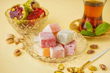 Sarı zemin üzerinde Türk Lokumu olan bir kase