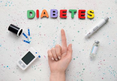 Dijital glukometresi, insülin ve grunge arka planında kelime diabeto olan kadın