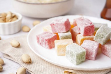 Hafif arka planda lezzetli Türk Lokumu tabağı, yakın plan