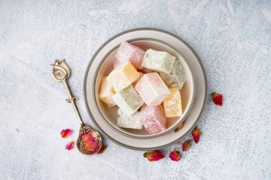 Hafif arka planda lezzetli Türk zevkine sahip bir kase