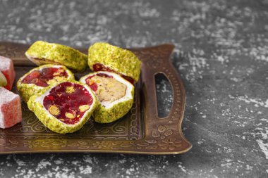 Grunge arka planında lezzetli Türk zevkine sahip tepsi, yakın plan