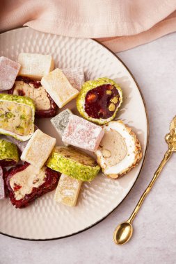 Hafif arka planda lezzetli Türk Lokumu tabağı, yakın plan