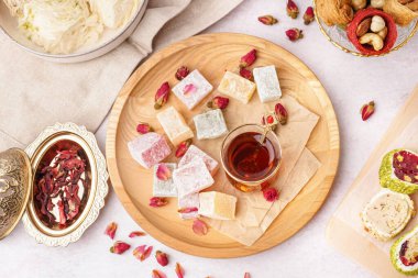 Lezzetli Türk Lokumu tabağı ve arka planda bir bardak çay