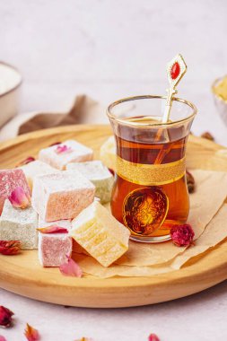 Lezzetli Türk Lokumu tabağı ve arka planda bir bardak çay