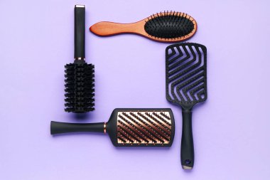 Mor arka planda kuaför fırçasından yapılmış çerçeve