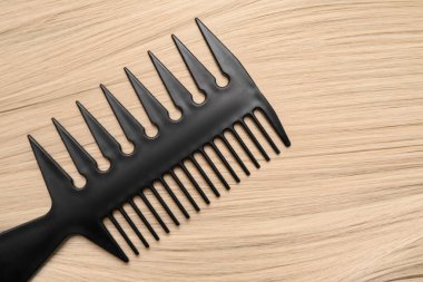 Sarı saçlarını fırçala, yakından.