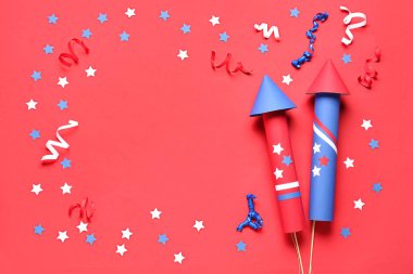 Kırmızı zemin üzerinde Bağımsızlık Günü için havai fişeklerden, yılanbalığından ve konfetiden yapılmış çerçeve