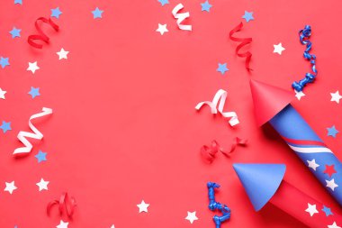 Kırmızı zemin üzerinde Bağımsızlık Günü için havai fişeklerden, yılanbalığından ve konfetiden yapılmış çerçeve