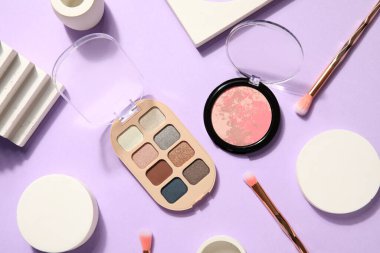 Leylak arka planında fosforlu, fırçalı ve podyumlu göz farı