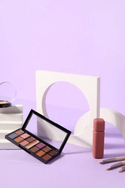 Leylak arkaplan üzerinde ruj, fırça ve podyum sürmüş göz farı