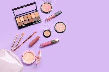 Eflatun arkaplanda fırça ile dekoratif kozmetik