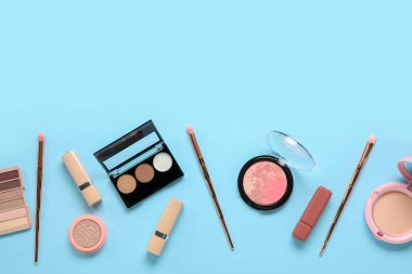 Mavi arkaplanda fırça ile dekoratif kozmetik