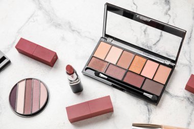 Grunge arka planında göz farı olan rujlar, yakın plan.