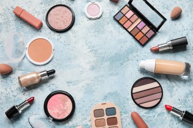 Süslü ve grunge arka planda süngerlerle dekoratif kozmetikten yapılmış çerçeve