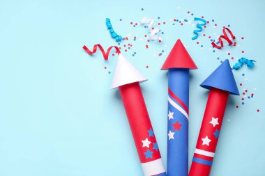 Mavi arka planda Bağımsızlık Günü için havai fişek, konfeti ve yılan.