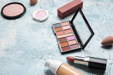 Süslü arka planı süngerli dekoratif kozmetikten yapılmış çerçeve, yakın plan