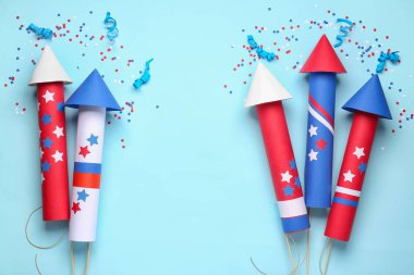 Mavi arka planda Bağımsızlık Günü için havai fişek, konfeti ve yılan.