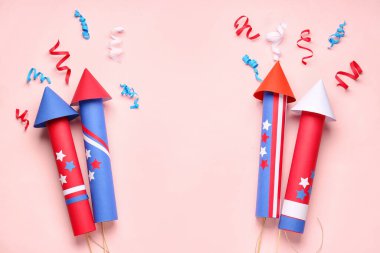 Pembe arka planda Bağımsızlık Günü için havai fişek roketleri ve yılan sineği