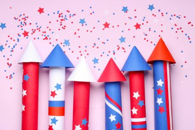 Leylak arka planında Bağımsızlık Günü için havai fişek ve konfeti