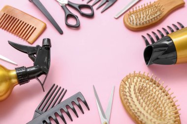 Pembe arka planda kuaför aksesuarlarından yapılmış çerçeve