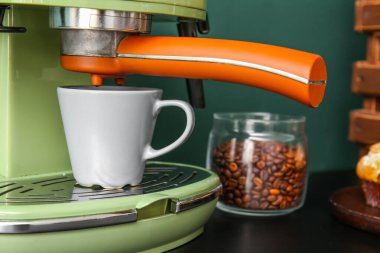 Siyah masalı modern kahve makinesi, yakın plan.