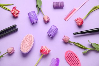 Kuaför aletleri ve leylak arkaplanda lale çiçekleri olan kompozisyon