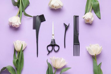 Kuaför aletleri ve leylak arkaplanda lale çiçekleri olan kompozisyon