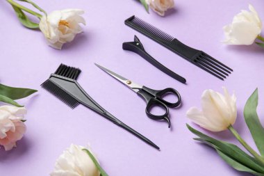 Kuaför aletleri ve leylak arkaplanda lale çiçekleri olan kompozisyon