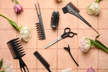Kuaför aletleri ve döşeme masasında lale çiçekleri olan kompozisyon