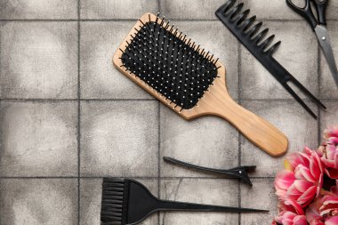 Kuaför aletleri ile kompozisyon ve lale çiçekleri gri döşeme üzerinde
