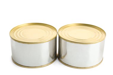 Beyaz arka planda balık dolu teneke kutular