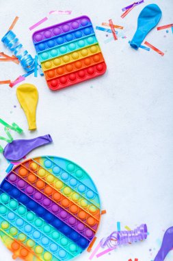 Beyaz arka planda oyuncak, balon ve konfetiden yapılmış çerçeve. Çocuk Bayramı kutlaması