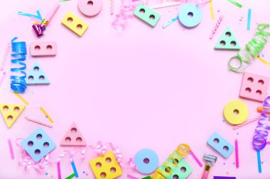 Bebek kalıplarından yapılmış çerçeve ve pembe arka planda konfeti. Çocuk Bayramı kutlaması