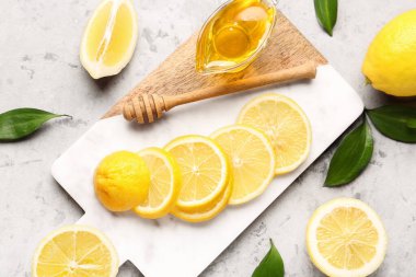 Taze limonlu tahta ve gri grunge arka planda bal