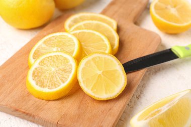 Beyaz arka planda taze limonları olan tahta