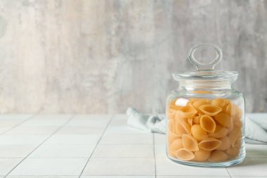 Kavanoz ve çiğ makarna.