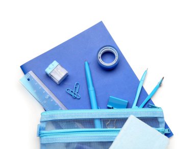 Beyaz arkaplanda kırtasiye malzemeleri ve defter