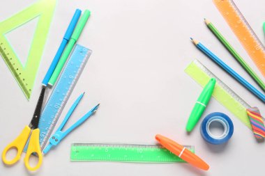 Beyaz arkaplandaki kırtasiye malzemelerinden yapılmış çerçeve