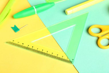 Renk arkaplanı üzerine kırtasiye malzemeleri