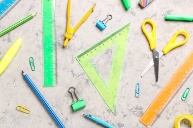 Grunge arka planında renkli kırtasiye malzemeleri