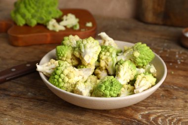 Tahta masada bebek Romanesco lahana ile bowling oynayın.