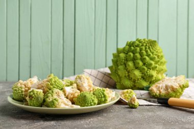 Gri grunge masasında bebek Romanesco lahana tabağı.