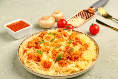 Açık arkaplanda parmesan peynirli lezzetli İtalyan makarnası.